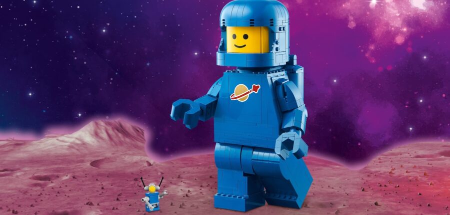 LEGO Scaled-Up Blue Astronaunt Minifigure Spaceman Benny 40921 New Release Review Brick Banter - 2026 February